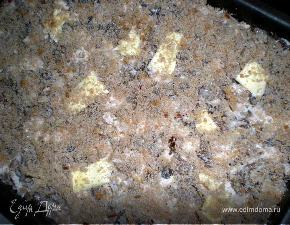 Сверху положила кусочки масла и присыпала тертым кусочком ржаного хлеба.Хорошо бы сыром,но у меня его не было.