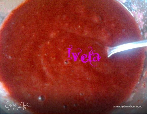 Клубнику вместе с сахаром перетереть до состояния пюре.