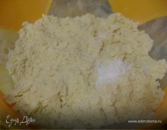 Для теста перетереть муку с маслом в крошку, добавить соду, ванилин.