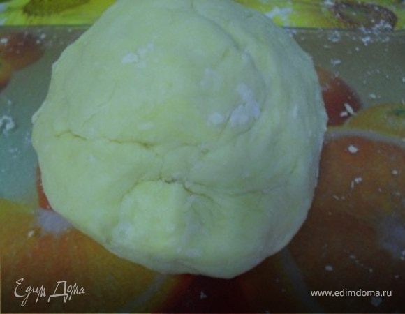 Далее в смесь добавить яйца и сметану, замесить эластичное тесто, чтобы не липло к рукам.