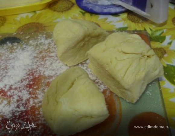 Разделить тесто на 3 части.