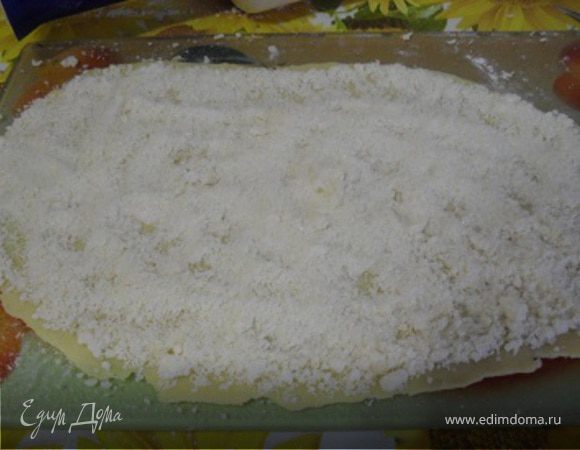 Каждую часть раскатать в пласт толщиной 2-3 мм, распределить начинку.