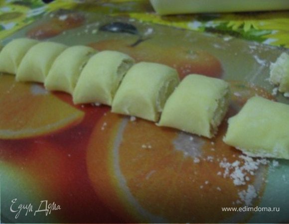 Скатать в рулет, рулет разрезать на небольшие кусочки (2-3 см.)