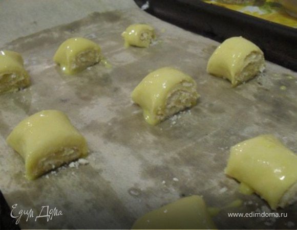 Разложить мини-рулетики на пергаменте, смазать желтком взбитым с молоком.Выпекать при 200*С до румяной корочки.