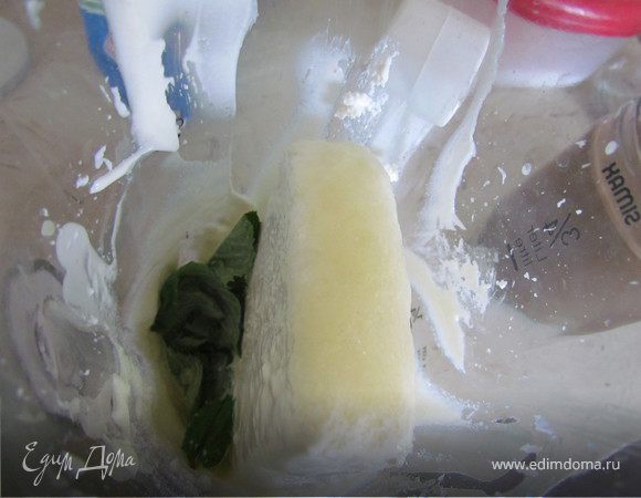 Сделаем крем! Творог, сахар (по вкусу, я брала около 100 гр.), сметану и мяту хорошенько взобьем в блендере!