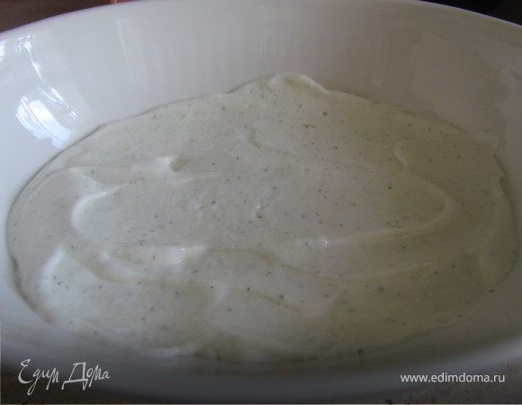 Заварим крепкий и сладкий кофе со сливками (около 500 мл.). Начинаем собирать наш десерт. На дно формы, в которой планируете подавать десерт, выложим 1/3 всего крема. 