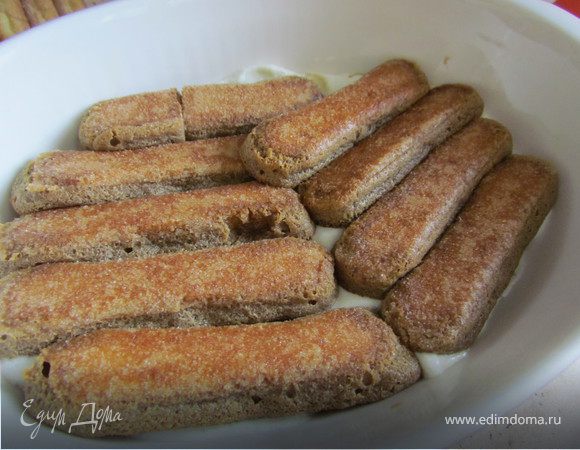 Печенье Савоярди по очередно обмакиваем на пару секунд в охлажденный кофе и укладываем на крем.