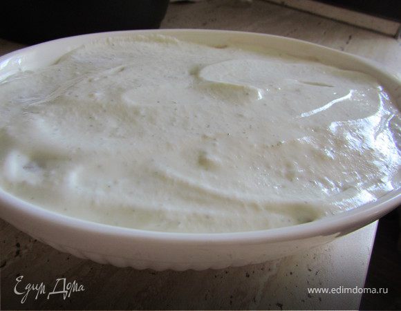 Повторим слой крема, затем опять смоченное в кофе печенье и опять крем! 