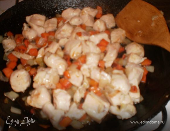 Курицу нарезать небольшими кусочками, обжарить на масле. Добавить нарезанные  кубиками лук и морковь. Залить водой или бульоном и тушить до готовности.