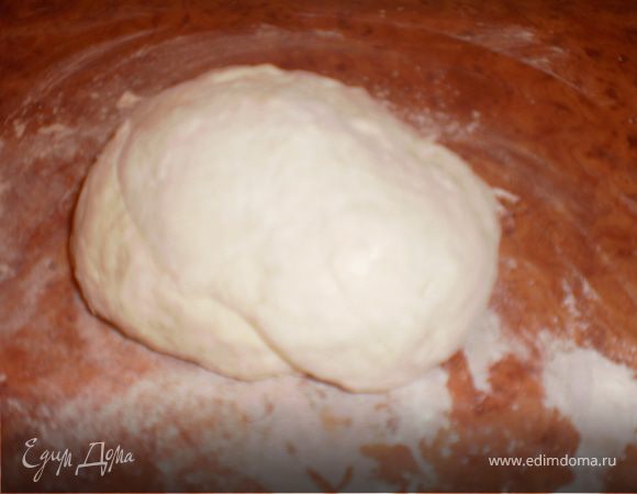 В муку добавить соль, соду, хорошо размешать. Добавить кислое молоко (домашнее, с кефиром галушки у меня не получаются такие пышные), хорошо вымесить тесто.