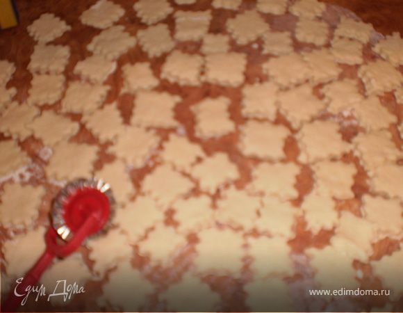 Раскатать тесто толщиной 5 мм. Нарезать квадратами в 1-2 см, отварить в подсоленой воде или бульоне. Когда галушки всплывут, откинуть на сито.