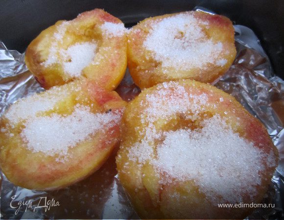 Персика разрезать пополам, удалить косточку.
Выложить персики в форму застеленную фольгой или пергаментной бумагой.
При желании посыпать сахаром.
У меня попались странные кислые персики...пришлось хорошо посыпать сахаром))