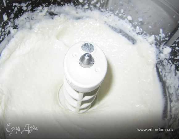 Творог, сметану, сахар взбить в блендере.