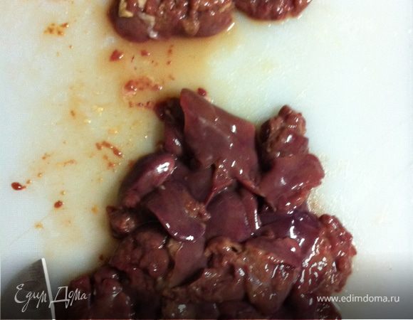 куриную печень нужно очистить от пленок и всех соединений (на это нужно потратить немало времени)