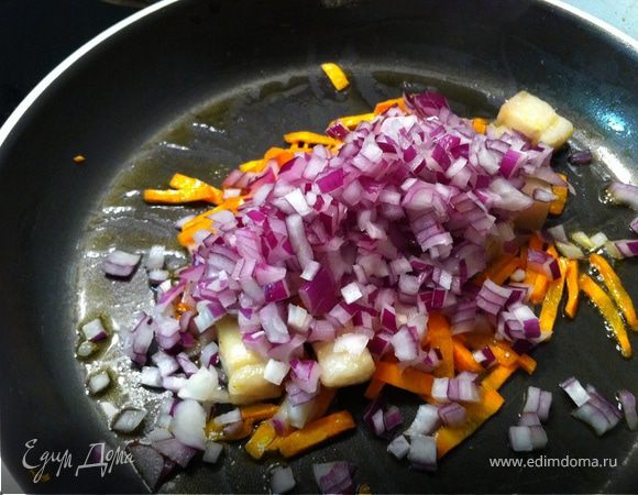 на сковороду оливковое масло, слегка поджариваем сало, и сразу овощи