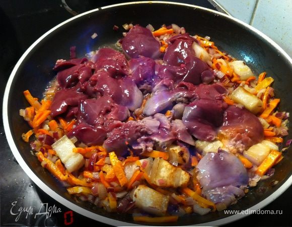 когда овощи станут мягкими, добавляем печенку, а потом наш коньяк, желательно, поджечь.