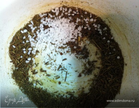 в ступе размолоть специи и морскую соль 