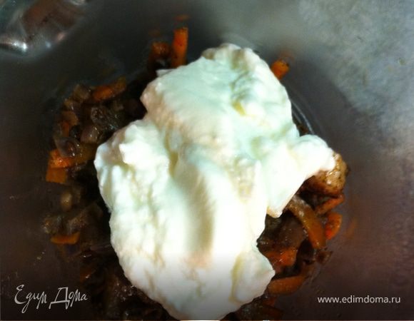 в емкость, где вы будите взбивать, кладем совсем немного сливочного масла, потом все со сковородки, йогурт, и натрите мускатный орех