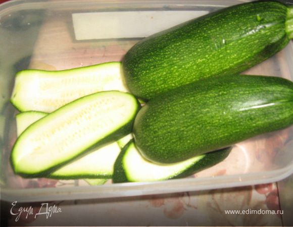 Кабачки вымыть, высушить, нарезать колечками или пластинками, посолить. Из пластинок я сворачиваю рулетиками, колечки намазываю соусом и посыпаю зеленым луком.