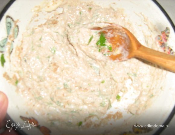 Готовим соус. Орехи смолоть кофемолке. Добавить йогурт, майонез, рубленую зелень, специи и пропущенный через пресс чеснок.