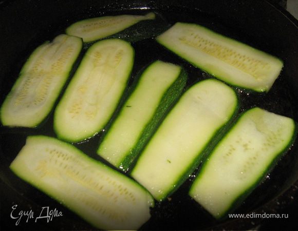 Кабачки обжарить на масле с обеих сторон. Промокнуть бумажным полотенцем. Если вы на природе, то можно приготовить кабачки на гриле.
