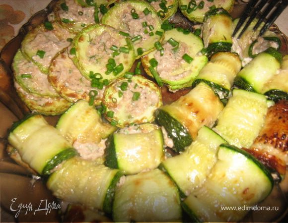 Кабачки намазать соусом, длинные свернуть рулетом, кружочки посыпать луком. Приятного аппетита!