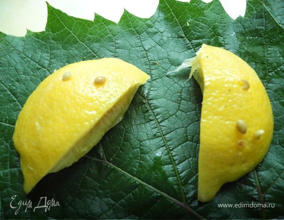 Взять виноградные листья и соленые лимоны.