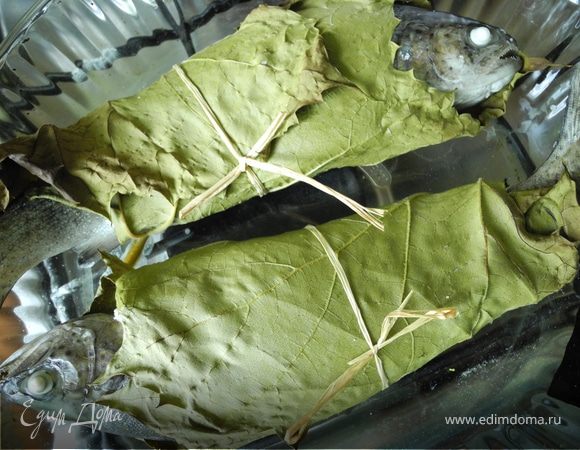 Завернуть в виноградные листья. Выпекать в духовке, разогретой до 180 градусов - минут 10 с одной стороны и 10 с другой. 
Очень вкусно будет на гриле.