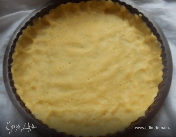 Распределить тесто по форме для выпекания, формируя бортики, проколоть в нескольких местах вилкой.