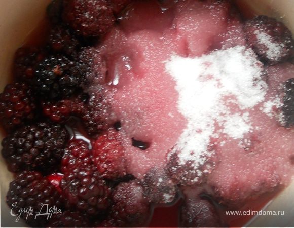 В небольшую кастрюлю выложить ежевику и сахар, проварить на среднем огне минут 5-7, до полного растворения сахара ***при необходимости добавить чуть воды***.