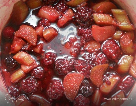 Очищенный и нарезанный ревень присоединить к ежевике ***огонь можно сразу выключить, тогда он останется замечательно хрустящим, а можно проварить немного, так, чтобы не размяк уж совсем***. Дать остынуть, получившийся сироп слить (не выливать), ягоды обсушить ***ежевику можно и протереть, чтобы избавиться от косточек***