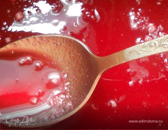 ***Самый сложный для меня шаг, т.к. сам не особо умею и люблю работать с желатином, а тут еще такая ответственность - ничего не наврать:)) Все зависит выбора желатина и, соответственно, от мероприятий по его подготовке. У меня быстрорастворимый, не требующий предварительного замачивания***. Растворить желатин в ягодном сиропе (мл. 200 жидкости +-, а вообще зависит от бортиков и количества начинки, у меня ушло чуть меньше), прогреть на небольшом огне, до его полного растворения, не доводя до кипения. 