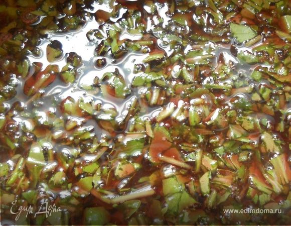 Огонь выключить, дать остынуть пару минут и добавить измельченную руколу. Перемешать.