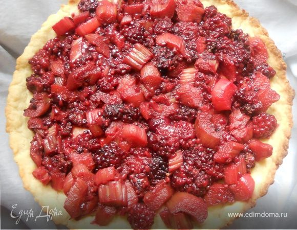 Ну, конечно, перед тем, как заниматься желатином, выложить ежевику и ревень на песочную основу:))