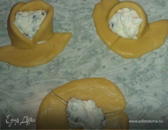 Делаем ватрушки "Розочки" Из теста катаем колбаски, у меня из всего теста вышло 4 шт.
Потом делим на 8 -10 шариков, каждый шарик раскатать, в серединку кладeм начинку.
Делаем 3 надреза на тесте:
и скручиваем розу. 