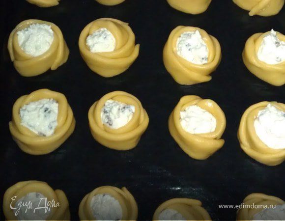 Готовые ватрушки смазать белком, желтком, кому как нравится.
Дать постоять 30 минут.
Выпекать при 175 гр.от 25-30 минут.