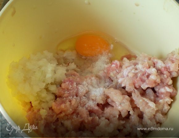 В фарш вбить одно яйцо,добавить соль. Хорошо перемешать руками.Фарш получится довольно жидковато,по этому отложит в холодильник на 10 ч.
