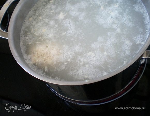 В кастрюлю набрать 3л воды, посолить довести до кипячения ,набросать в кастрюлю кюфтяшки .

