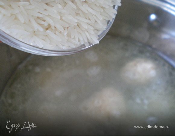 Чисто вымытую кастрюлю обратно залить процеженный бульон,туда же набросать кюфтяшку и засыпать рис,перемешать.

