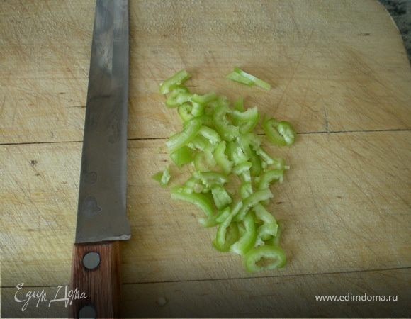 Когда рис будет почти готов ,добавить мелко нарезанный перец.