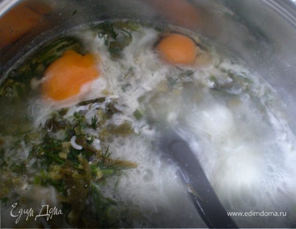Прежде чем снять суп с огня , очень осторожно вбить в него куриное яйцо (примерно так как,при, приготовление яйце пашот,но без воронки).

