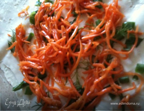 Сырок намазать на лаваш, выложить зелень и морковку. Скрутить рулетики!