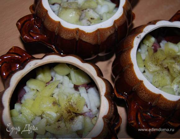 На дно горшочка наливаем немного растительного масла. Затем выкладываем поочередно слоями (солим и перчим каждый слой) нарезанные небольшими кубиками овощи и мясо: нижний слой -картофель, мясо, лук,..