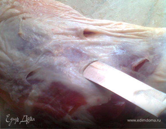 берём баранью ногу, делаем углубление в нескольких местах