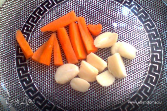 чеснок морковь делим на кусочки,затем их размещяем в эти углубления