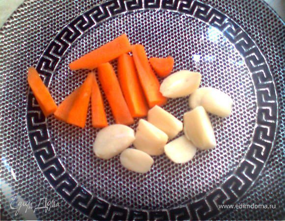 чеснок  морковь делим на кусочки,затем их размещяем в эти углубления 