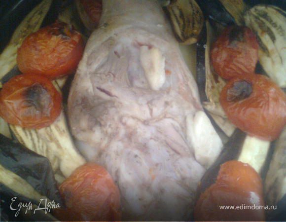 кладём на противень,картошку я делила на две части,режем баклажан,и сверху помидоры,размещяем по бокам и отправляем готовится к выходу на стол)))))