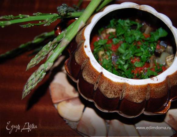 Готовое жаркое посыпаем зеленью, можно мелко нарезанным чесноком и подаем горяченьким. 