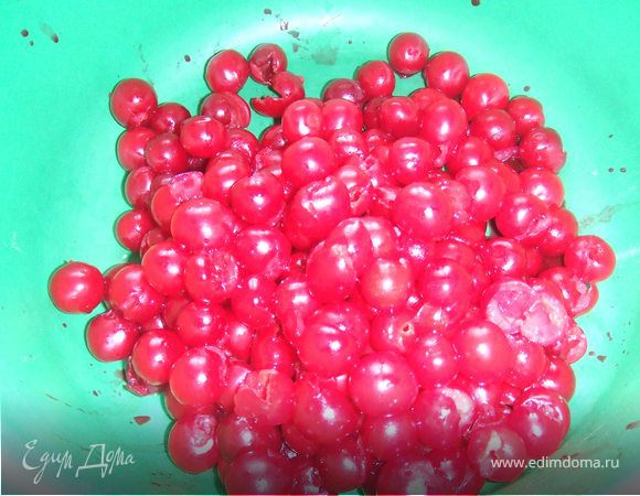 Вишню очистить от косточек.