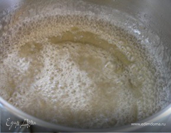 Приготовить густой сироп из сахара и воды.